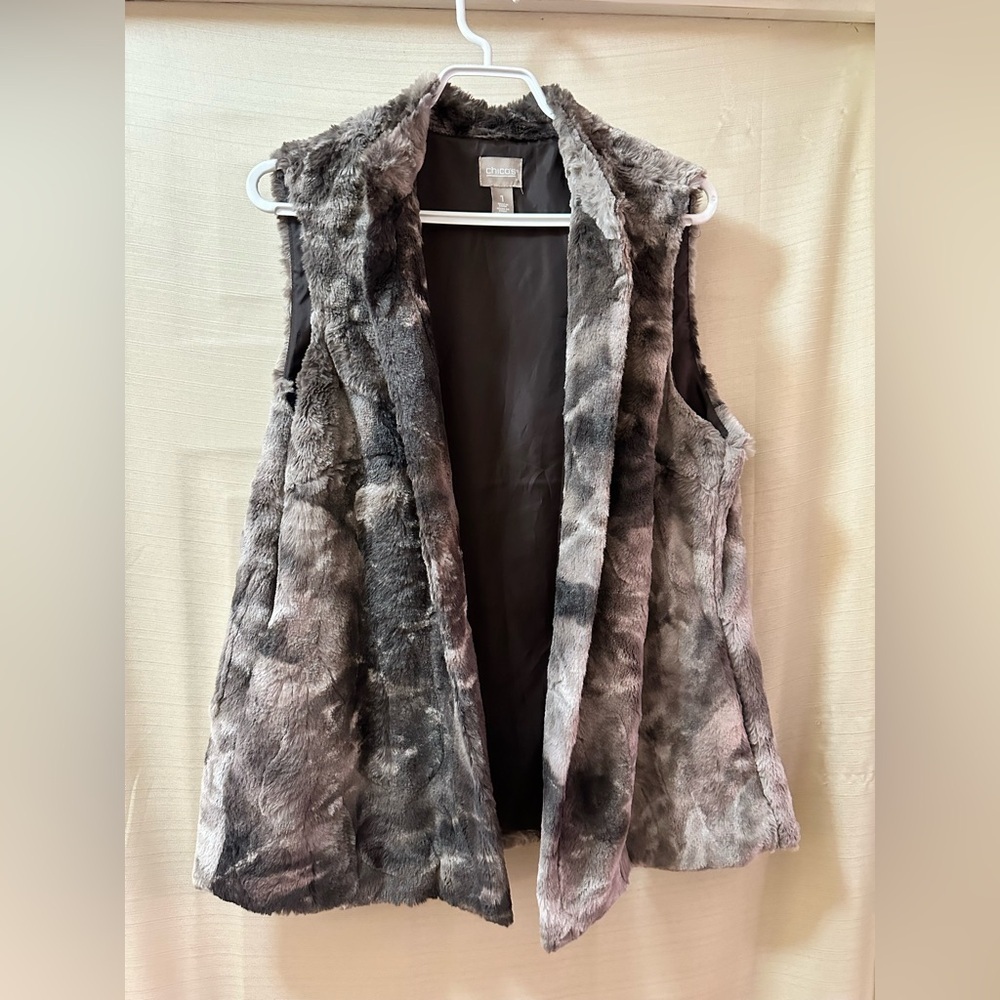 Chico’s Gray Faux Fur Vest Size 1 Womens Cozy Open Front Winter Layer Medium